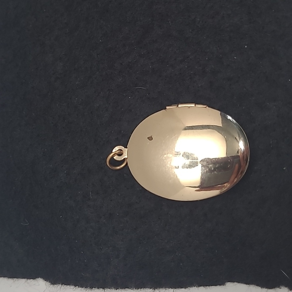 Elegant Gold Floral Locket Pendant - Picture 2 of 4